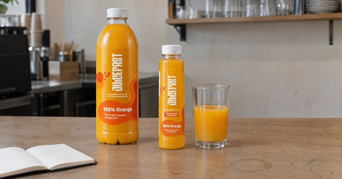 Cijena soka u kafiću: Juicefast Orange 1 L i 250 ml uz čašu i bilježnicu za računicu