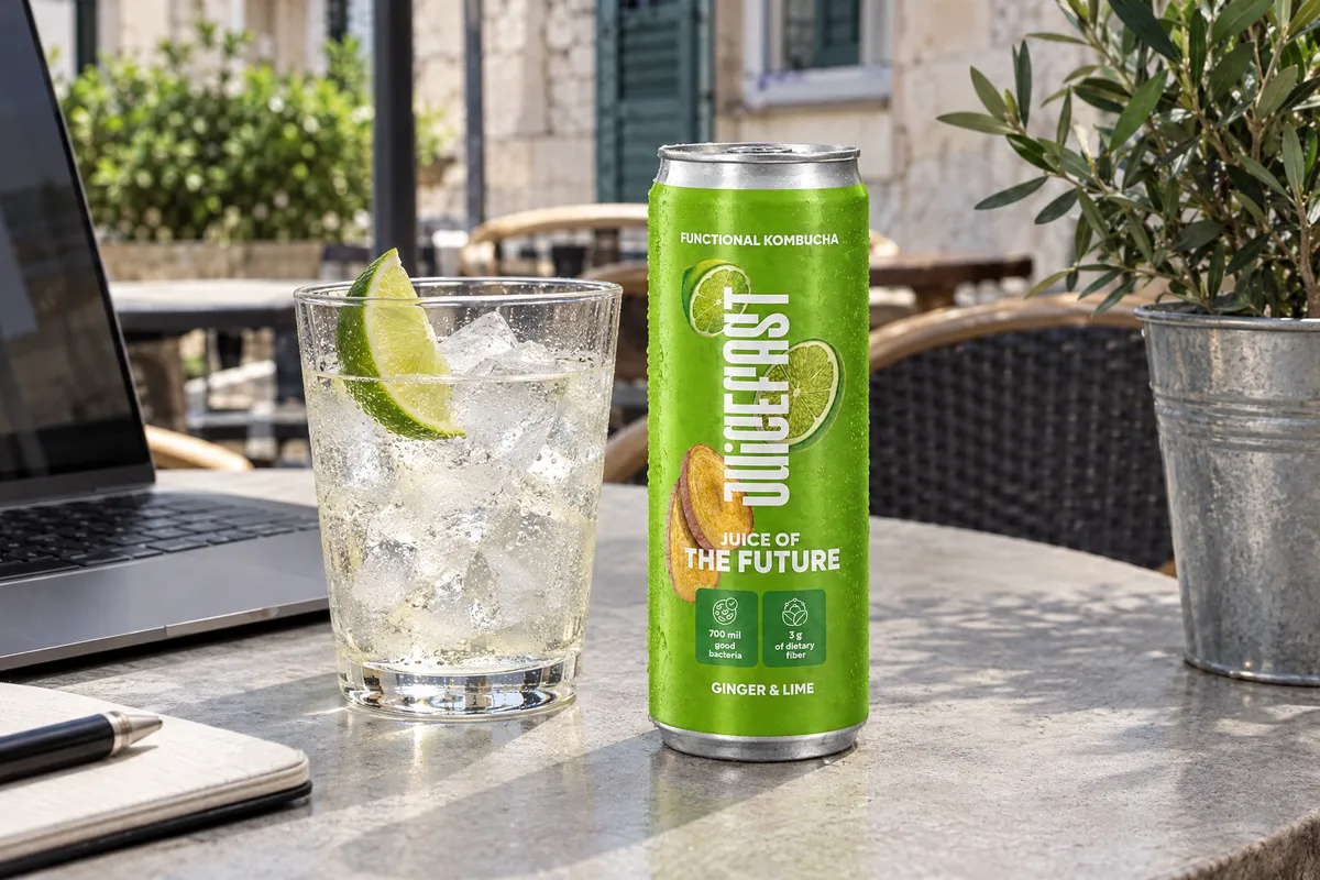 Kombucha Ginger & Lime uz čašu na terasi